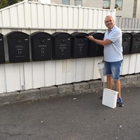 Da var postkassene på plass!